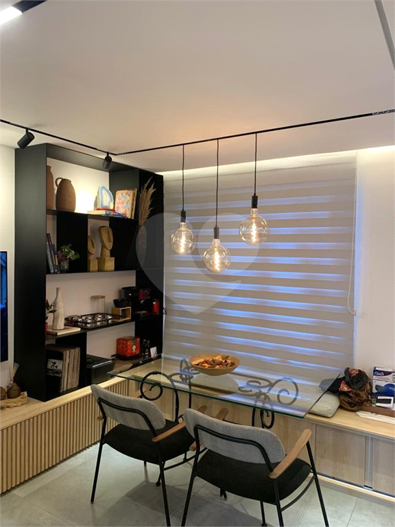 Casa mobiliada em condomínio com 2 suítes, 2 vagas , piscina 
