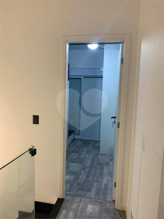 Casa mobiliada em condomínio com 2 suítes, 2 vagas , piscina 