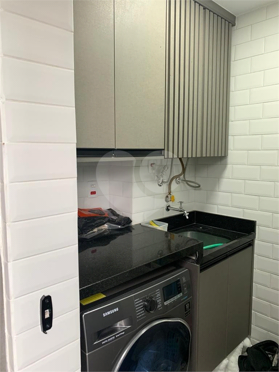 Casa mobiliada em condomínio com 2 suítes, 2 vagas , piscina 