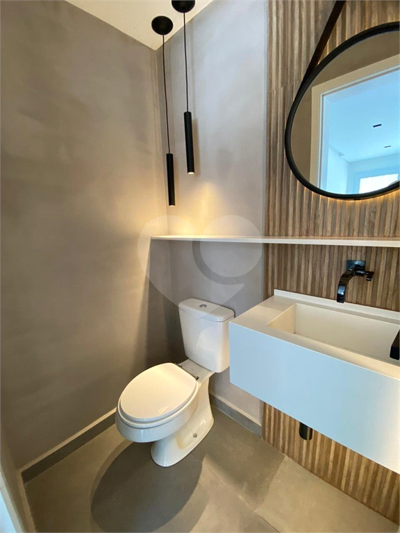 Casa mobiliada em condomínio com 2 suítes, 2 vagas , piscina 