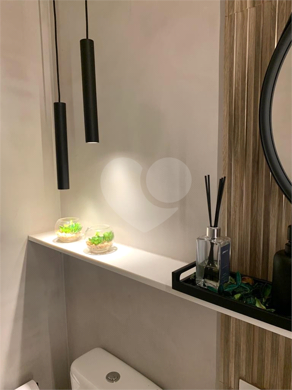 Casa mobiliada em condomínio com 2 suítes, 2 vagas , piscina 