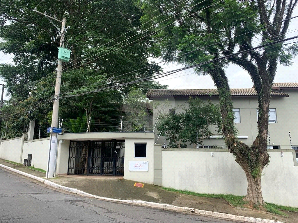 Casa mobiliada em condomínio com 2 suítes, 2 vagas , piscina 