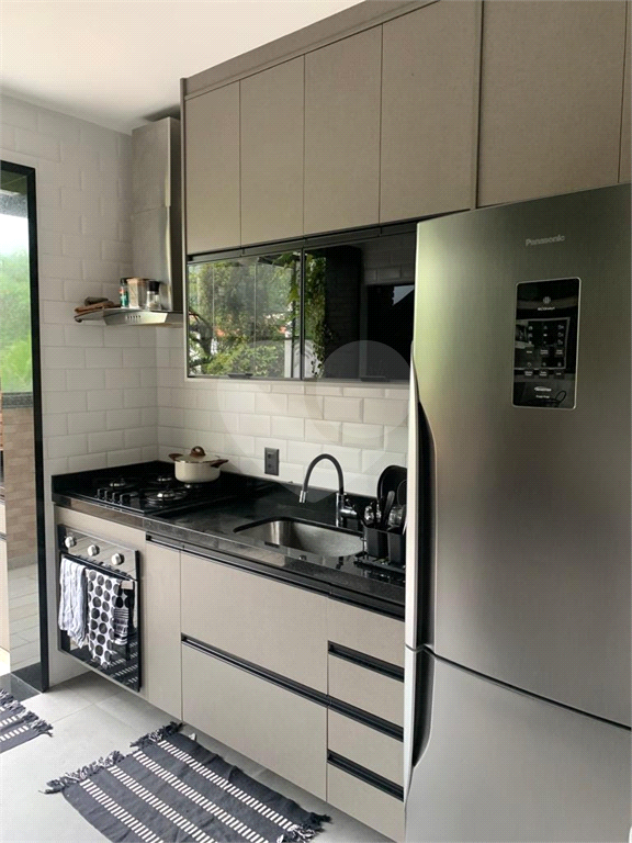 Casa mobiliada em condomínio com 2 suítes, 2 vagas , piscina 