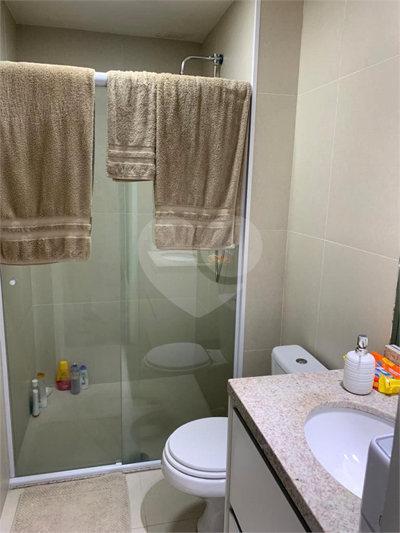 Casa mobiliada em condomínio com 2 suítes, 2 vagas , piscina 