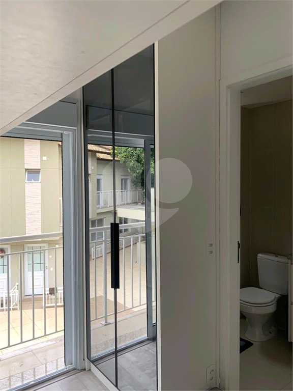 Casa mobiliada em condomínio com 2 suítes, 2 vagas , piscina 