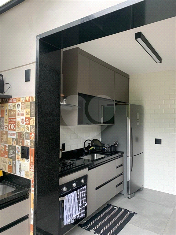 Casa mobiliada em condomínio com 2 suítes, 2 vagas , piscina 
