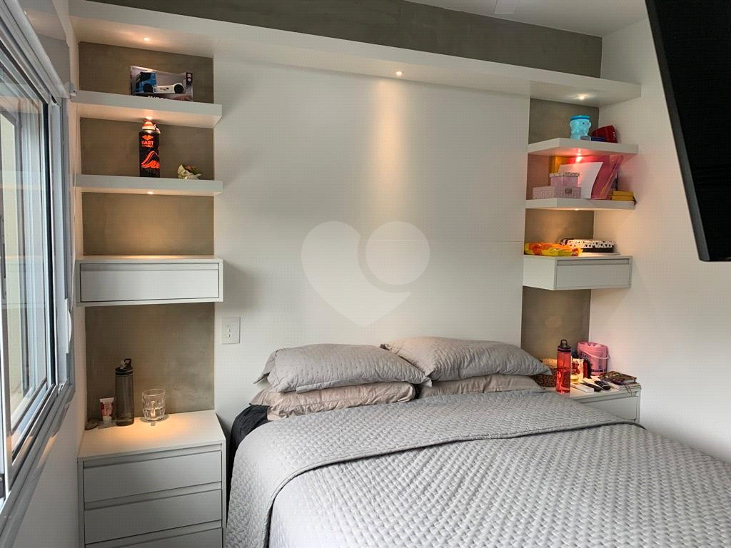 Casa mobiliada em condomínio com 2 suítes, 2 vagas , piscina 