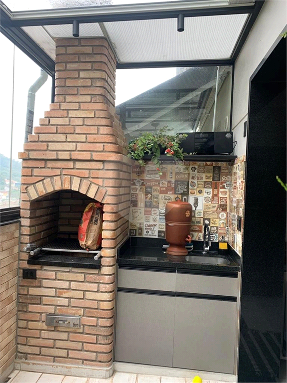 Casa mobiliada em condomínio com 2 suítes, 2 vagas , piscina 