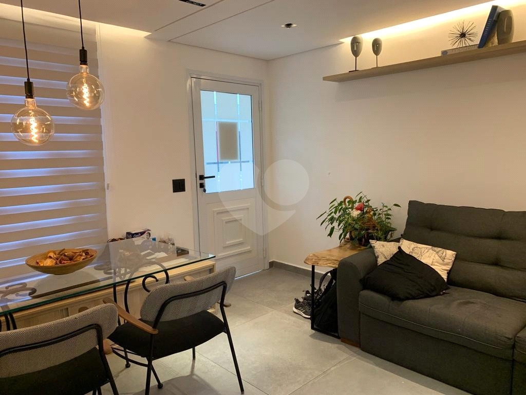 Casa mobiliada em condomínio com 2 suítes, 2 vagas , piscina 