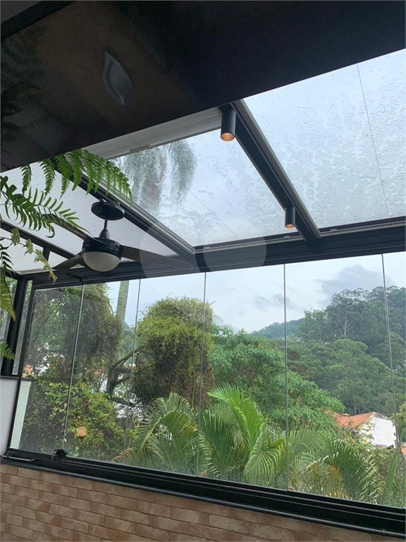 Casa mobiliada em condomínio com 2 suítes, 2 vagas , piscina 