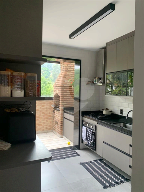 Casa mobiliada em condomínio com 2 suítes, 2 vagas , piscina 