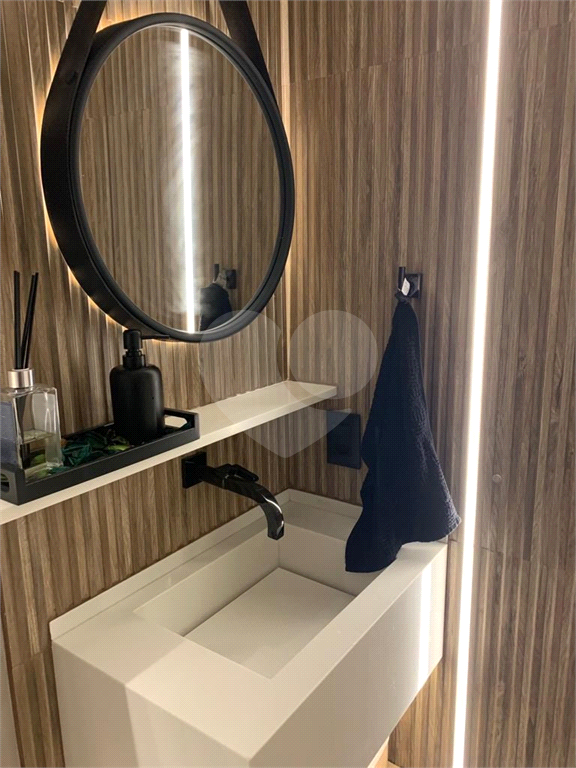 Casa mobiliada em condomínio com 2 suítes, 2 vagas , piscina 