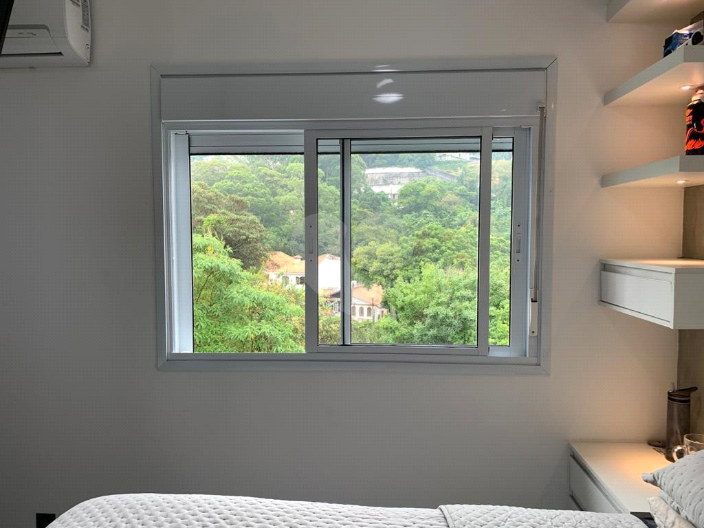 Casa mobiliada em condomínio com 2 suítes, 2 vagas , piscina 