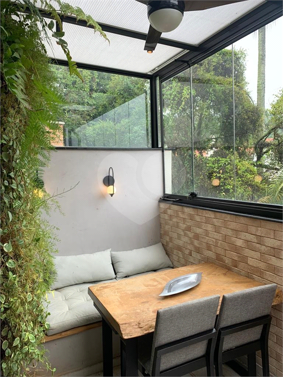 Casa mobiliada em condomínio com 2 suítes, 2 vagas , piscina 