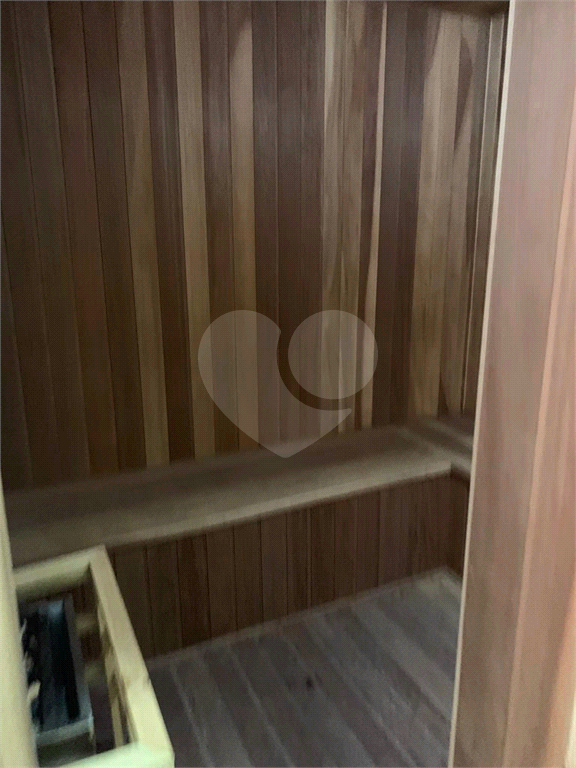 Casa mobiliada em condomínio com 2 suítes, 2 vagas , piscina 
