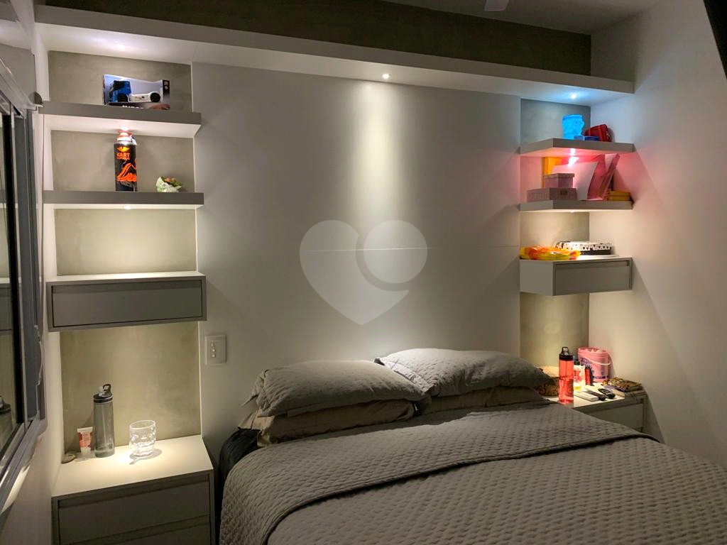 Casa mobiliada em condomínio com 2 suítes, 2 vagas , piscina 