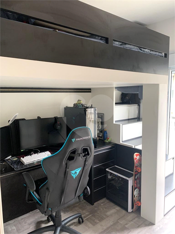 Casa mobiliada em condomínio com 2 suítes, 2 vagas , piscina 
