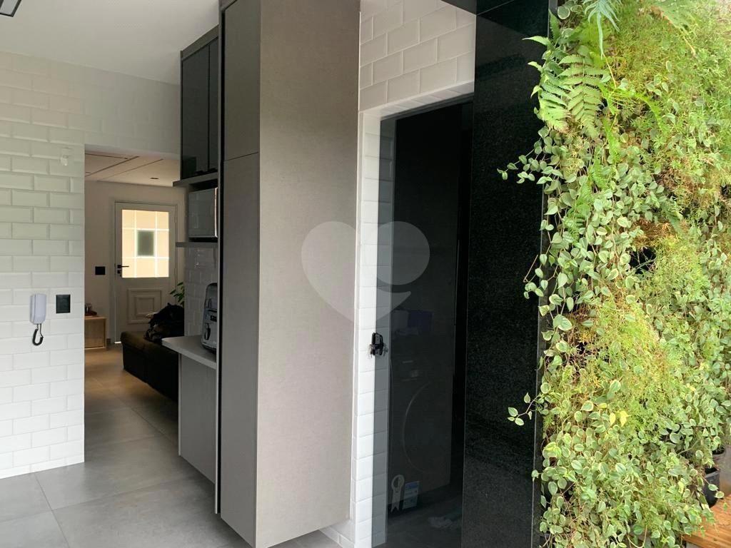 Casa mobiliada em condomínio com 2 suítes, 2 vagas , piscina 