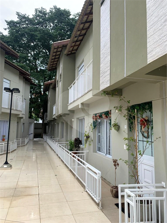 Casa mobiliada em condomínio com 2 suítes, 2 vagas , piscina 