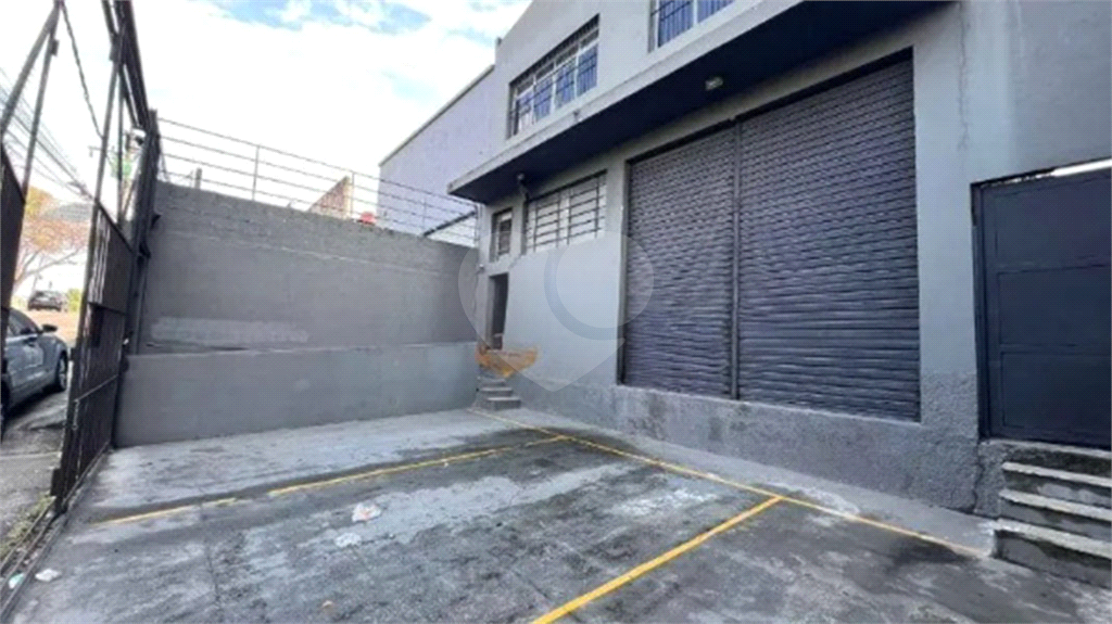 Galpão Comercial de 300m² com doca,3 vagas para veículos, Mezanino) próximo a Rodovias