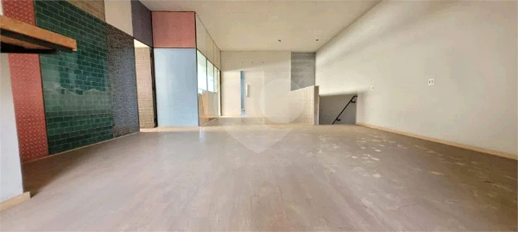 Galpão Comercial de 300m² com doca,3 vagas para veículos, Mezanino) próximo a Rodovias