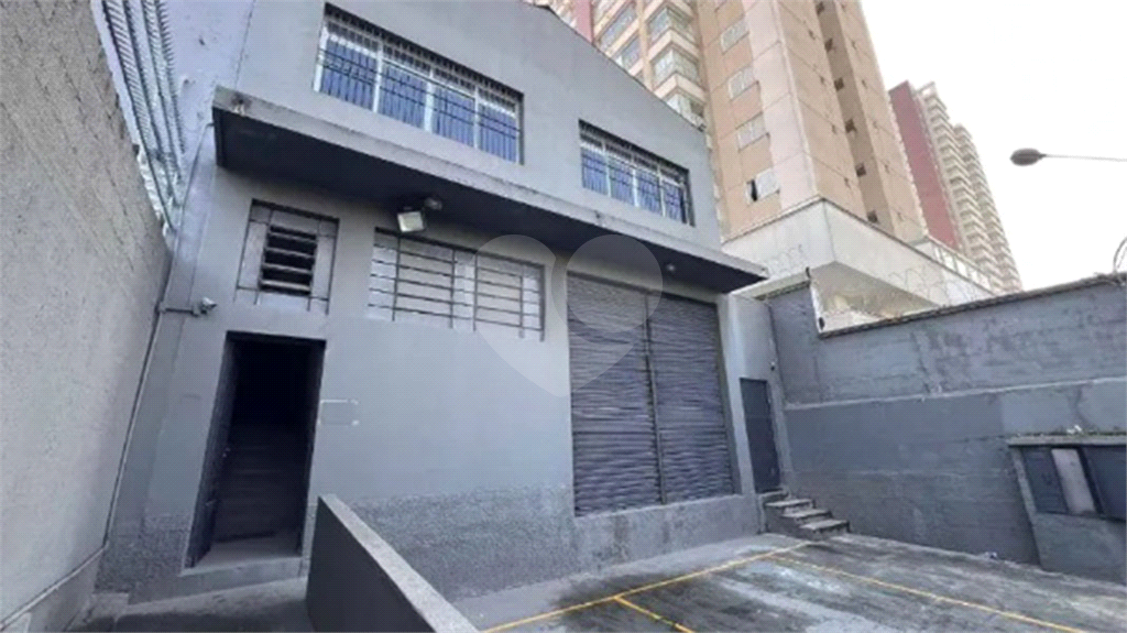 Galpão Comercial de 300m² com doca,3 vagas para veículos, Mezanino) próximo a Rodovias