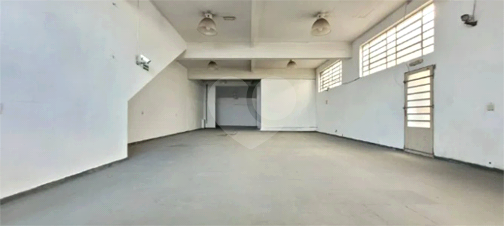 Galpão Comercial de 300m² com doca,3 vagas para veículos, Mezanino) próximo a Rodovias