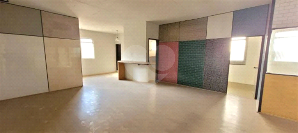 Galpão Comercial de 300m² com doca,3 vagas para veículos, Mezanino) próximo a Rodovias