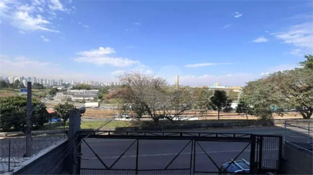 Galpão Comercial de 300m² com doca,3 vagas para veículos, Mezanino) próximo a Rodovias