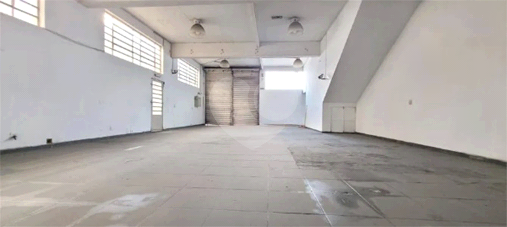 Galpão Comercial de 300m² com doca,3 vagas para veículos, Mezanino) próximo a Rodovias