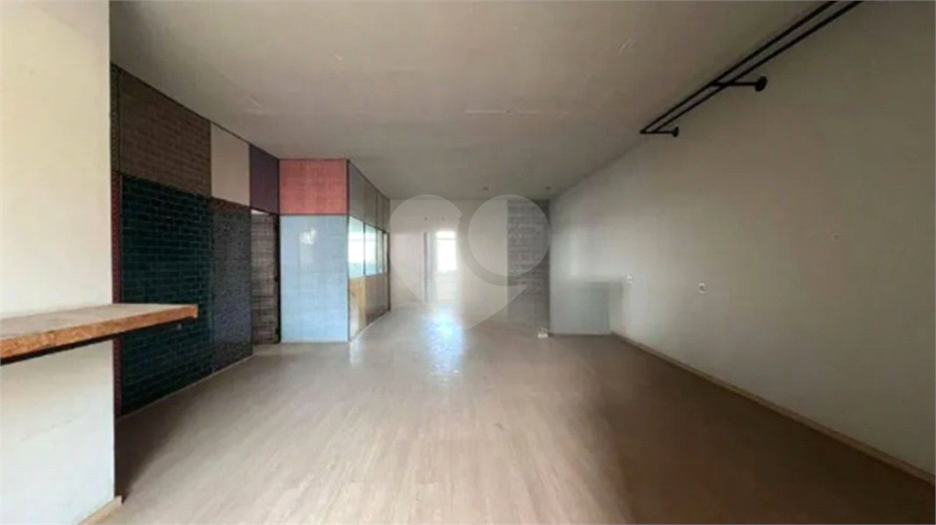 Galpão Comercial de 300m² com doca,3 vagas para veículos, Mezanino) próximo a Rodovias