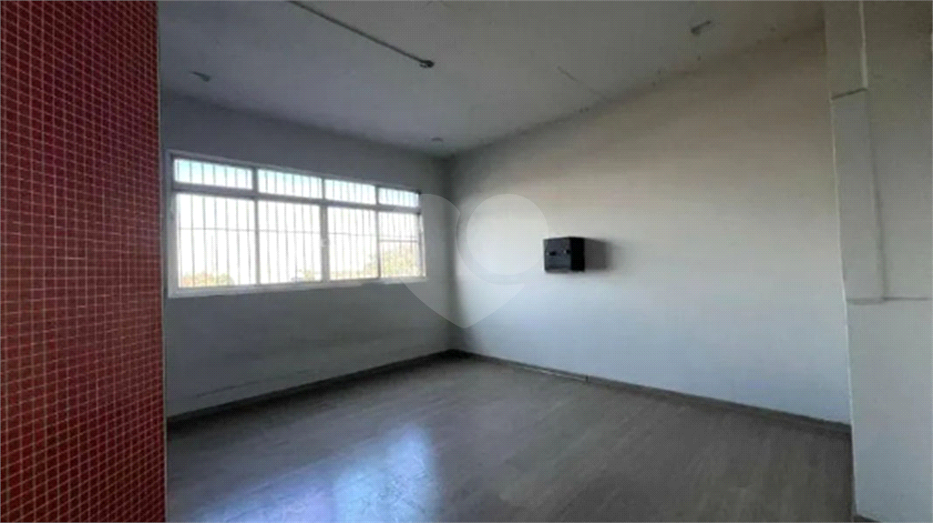 Galpão Comercial de 300m² com doca,3 vagas para veículos, Mezanino) próximo a Rodovias