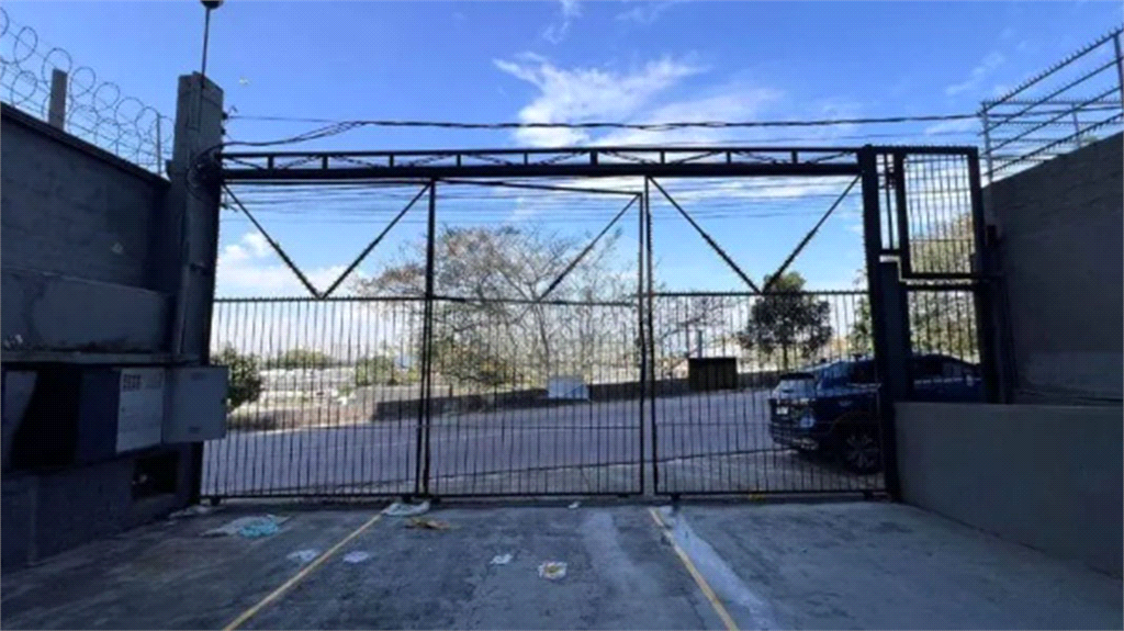 Galpão Comercial de 300m² com doca,3 vagas para veículos, Mezanino) próximo a Rodovias