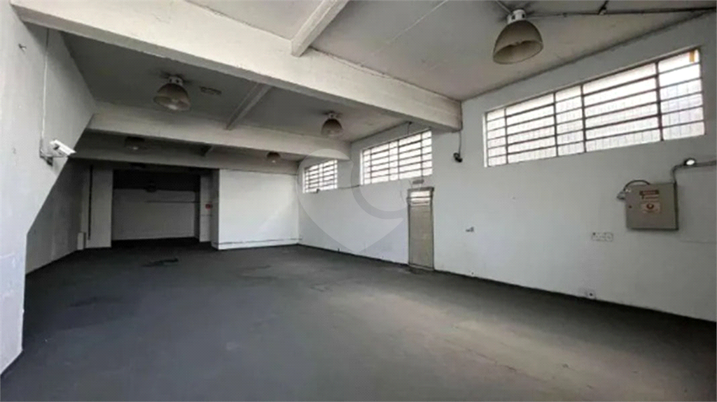 Galpão Comercial de 300m² com doca,3 vagas para veículos, Mezanino) próximo a Rodovias