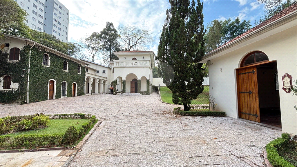 Propriedade Versátil em Terreno Gigante – Ideal para Família ou Investidor