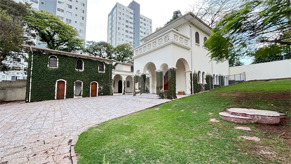 Propriedade Versátil em Terreno Gigante – Ideal para Família ou Investidor
