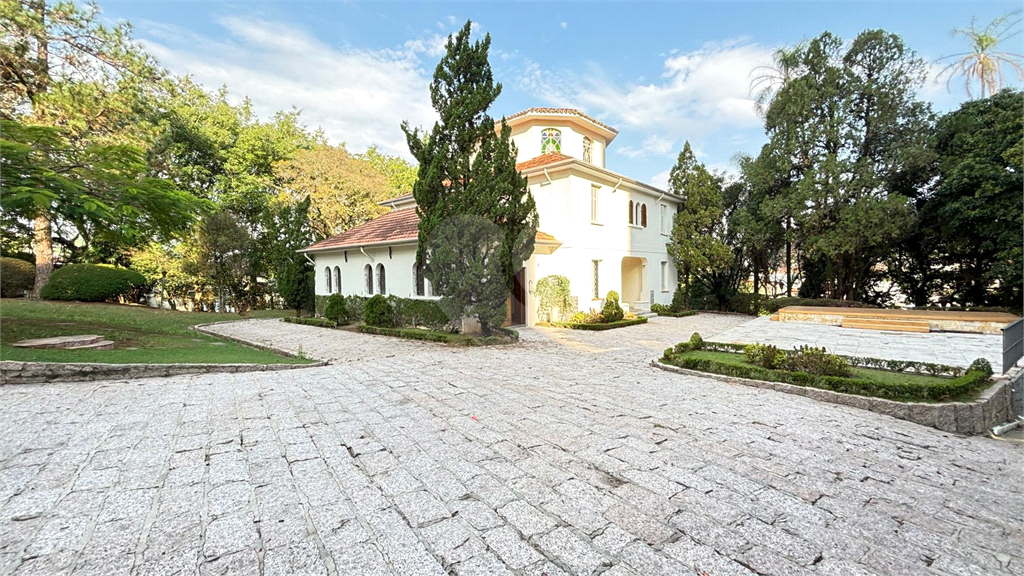 Propriedade Versátil em Terreno Gigante – Ideal para Família ou Investidor