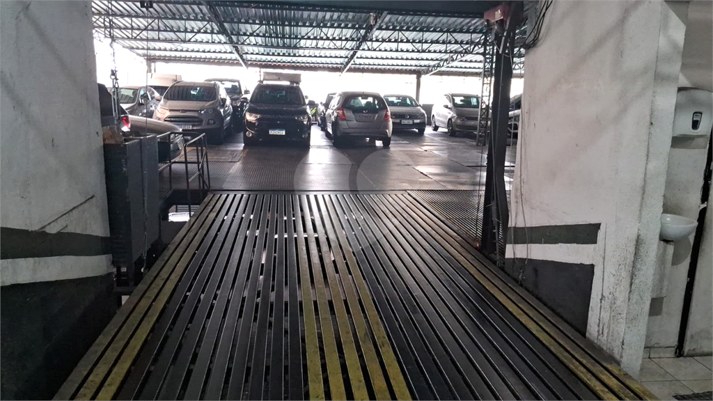 Predio inteiro a venda com apartamentos, lojas e estacionamento ao lado da entrada do Poupa Tempo