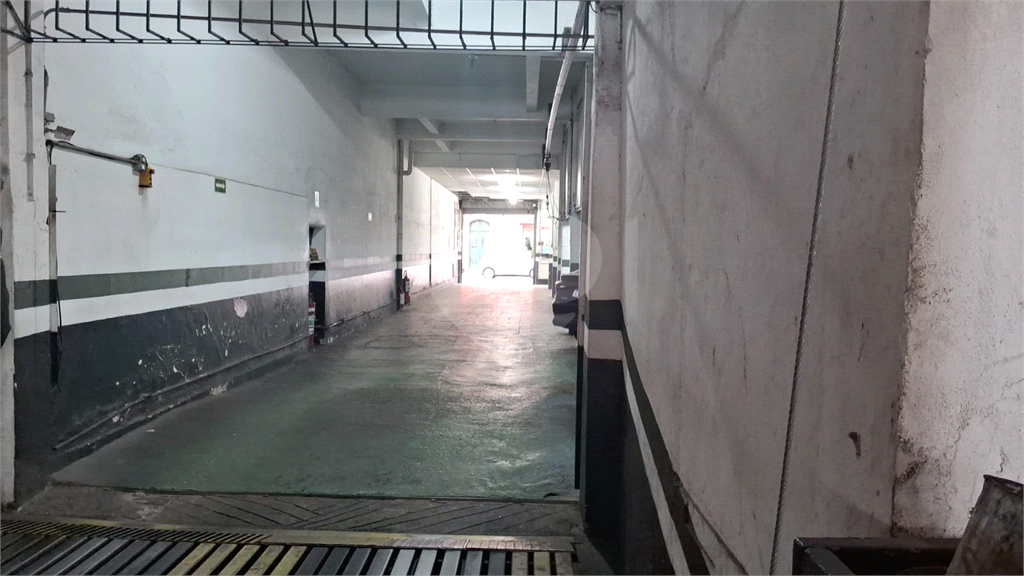 Predio inteiro a venda com apartamentos, lojas e estacionamento ao lado da entrada do Poupa Tempo