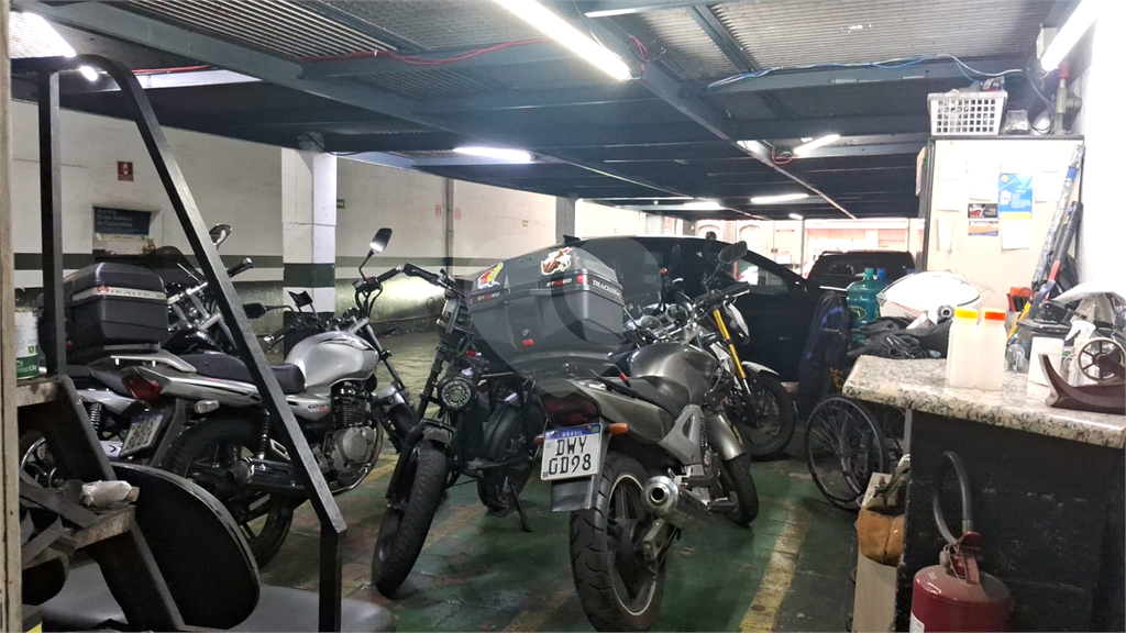 Predio inteiro a venda com apartamentos, lojas e estacionamento ao lado da entrada do Poupa Tempo