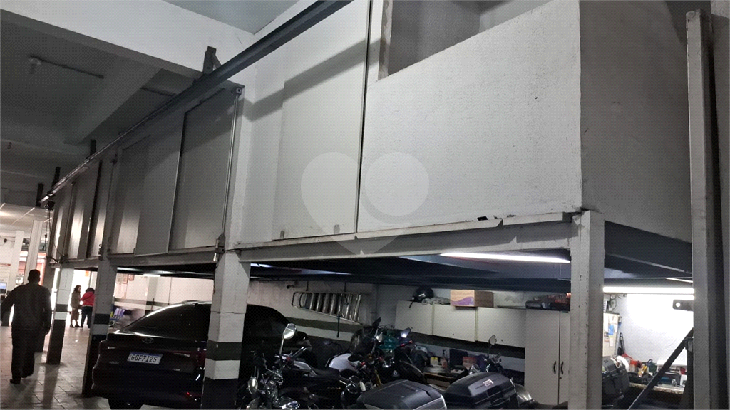 Predio inteiro a venda com apartamentos, lojas e estacionamento ao lado da entrada do Poupa Tempo