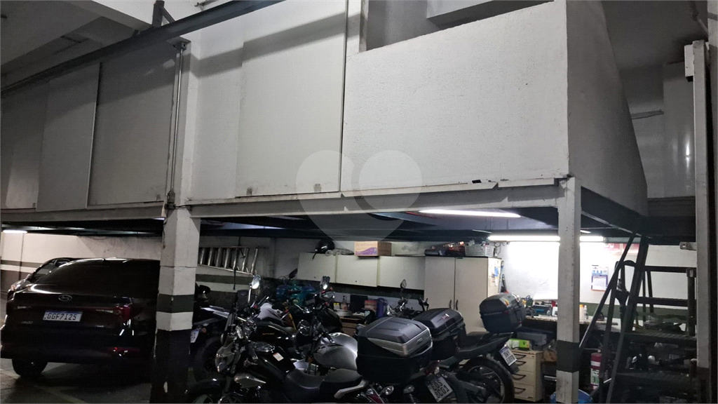 Predio inteiro a venda com apartamentos, lojas e estacionamento ao lado da entrada do Poupa Tempo