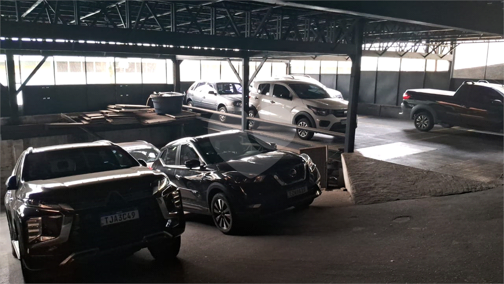 Predio inteiro a venda com apartamentos, lojas e estacionamento ao lado da entrada do Poupa Tempo