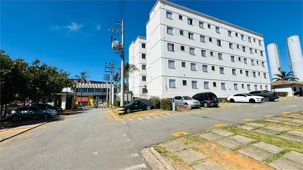 VENDE APARTAMENTO DE 2 DORMITÓRIOS COM VAGA DE GARAGEM E ÁREA DE LAZER