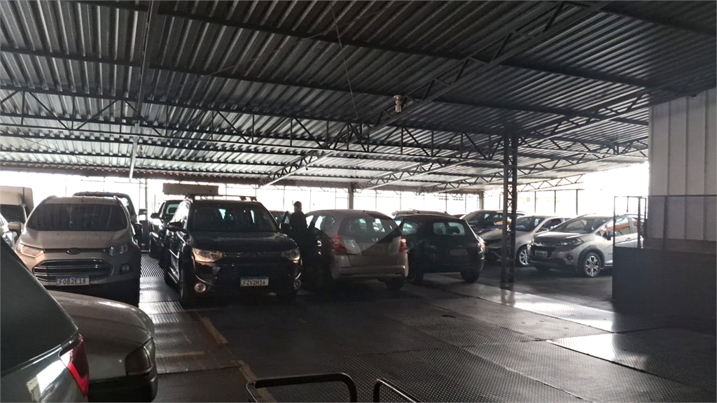 Predio comercial e residencial com estacionamento e Lojas