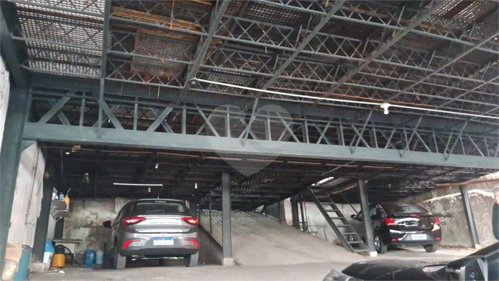 Predio comercial e residencial com estacionamento e Lojas