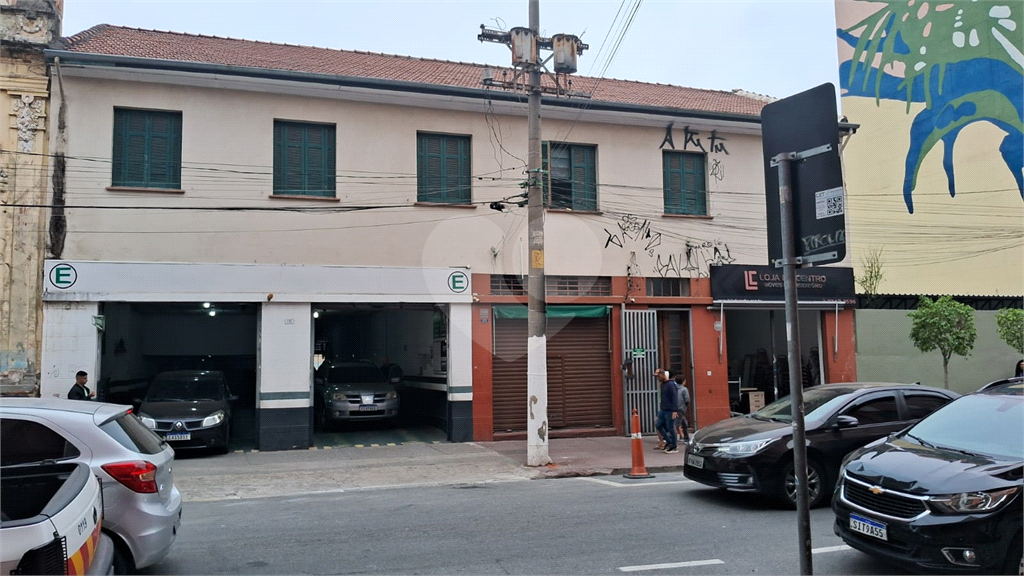 Predio comercial e residencial com estacionamento e Lojas