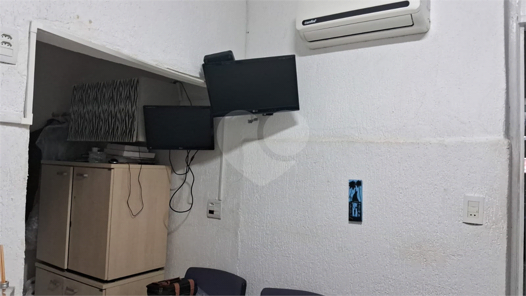 Predio comercial e residencial com estacionamento e Lojas