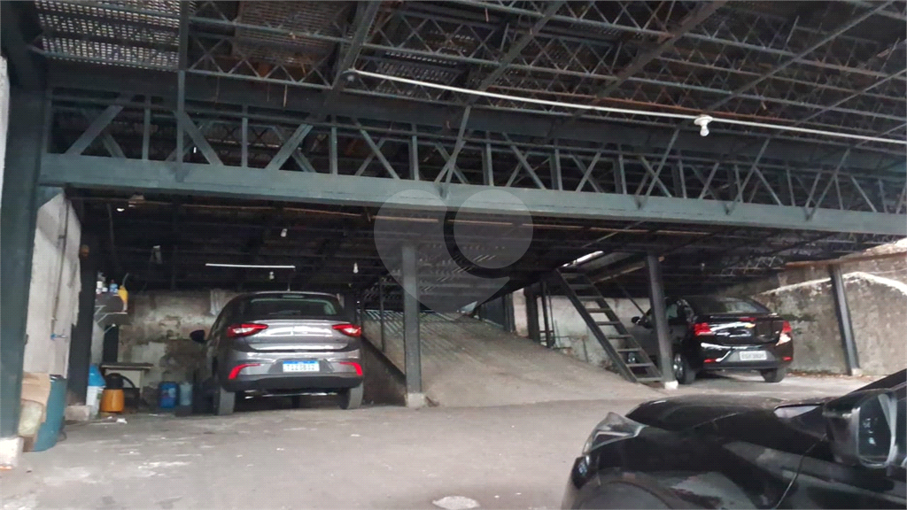 Predio comercial e residencial com estacionamento e Lojas