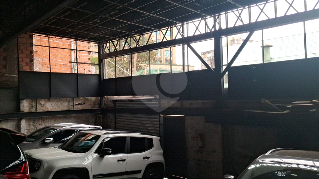 Predio comercial e residencial com estacionamento e Lojas